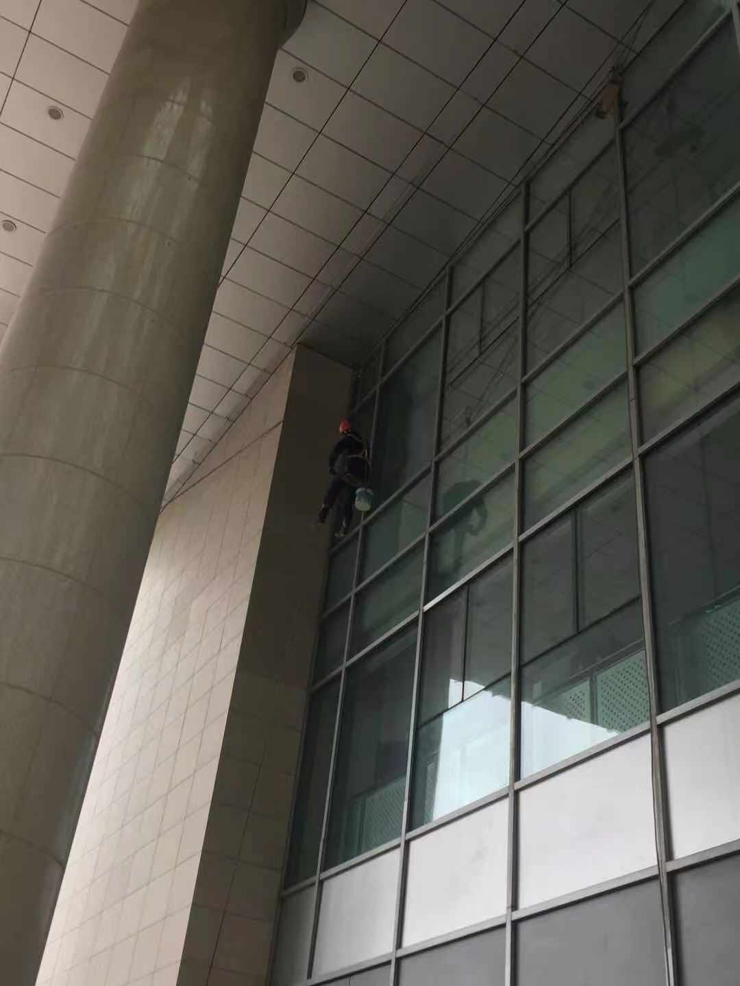 微信圖片_20201123092709  行政A，B座連廊幕墻玻璃清洗中照片.jpg