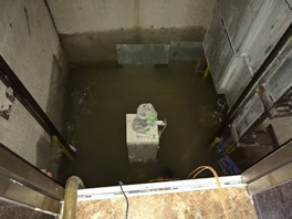 當電梯井出現(xiàn)滲漏水情況時，應該怎么進行滲漏水防水維修呢？