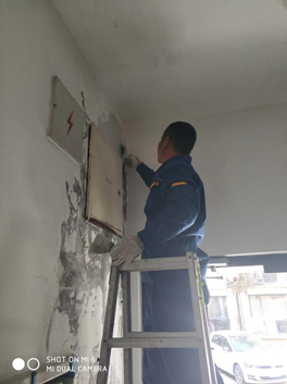 房間墻壁滲水發(fā)霉潮濕怎么處理？