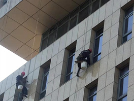 建筑物如何進行高空外墻清洗呢？